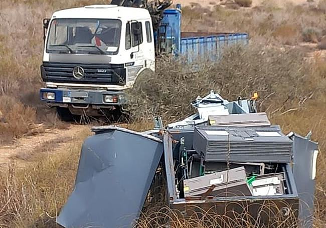La banda que arrancaba cajeros con camiones pluma se enfrenta a 55 años