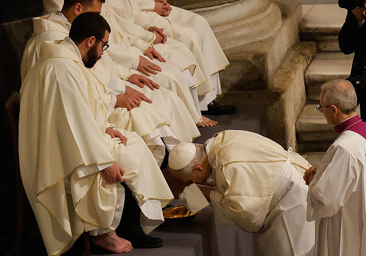 El Papa lava los pies a otros sacerdotes.