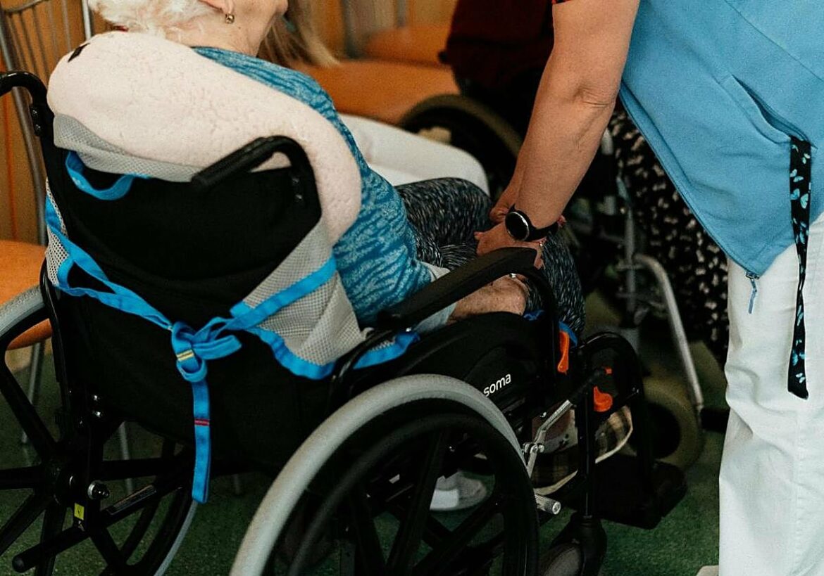 Despiden a la trabajadora de una residencia por maltratar a dos ancianos con demencia