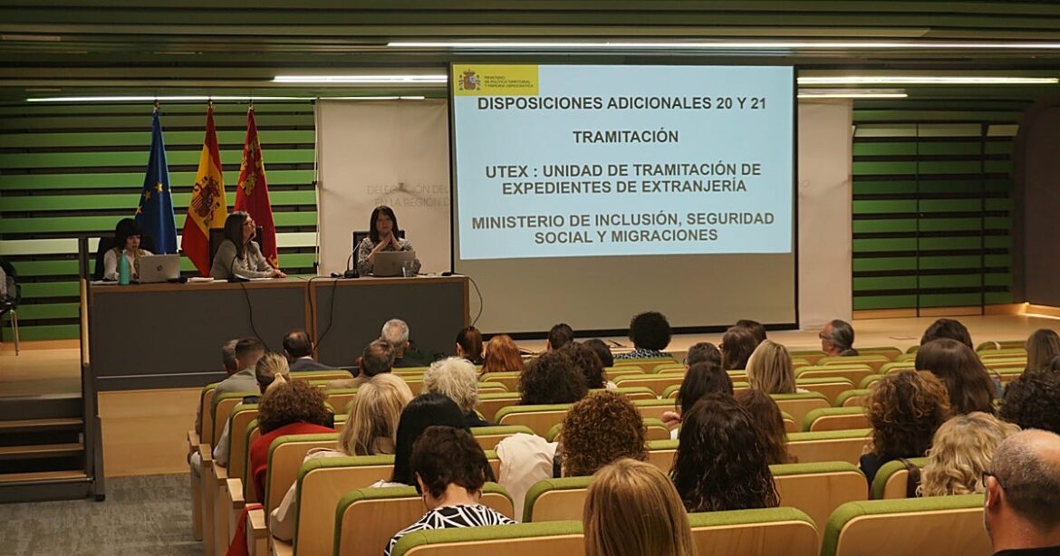 Guerra entre los ayuntamientos del PP y la Delegación por la regularización