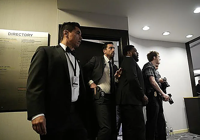 Agentes de seguridad en el Hotel Hilton minutos después de escucharse los disparos.