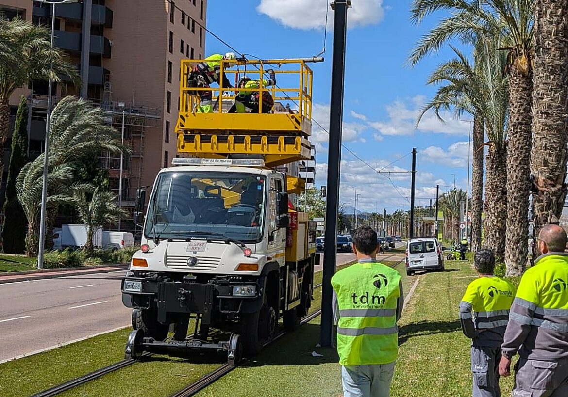 Cortado el tranvía de Murcia entre Juan Carlos I y el Thader por el choque de un camión contra la catenaria
