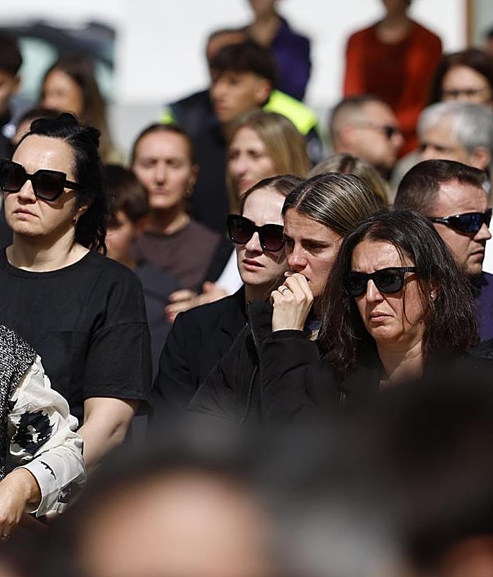 Imagen secundaria 2 - Familiares y amigos guardan un minuto de silencio este viernes en Villanueva de la Cañada por el fallecimiento del menor.