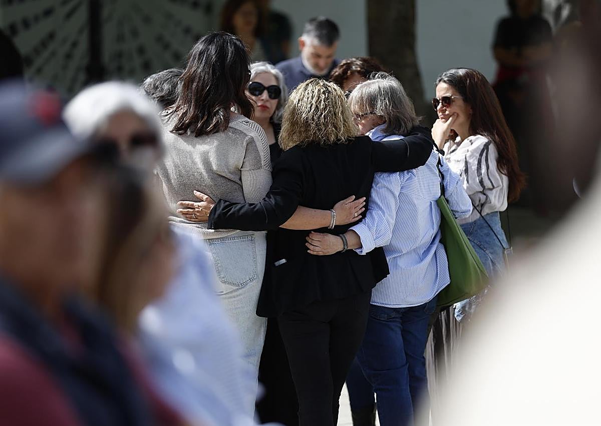 Imagen secundaria 1 - Familiares y amigos guardan un minuto de silencio este viernes en Villanueva de la Cañada por el fallecimiento del menor.