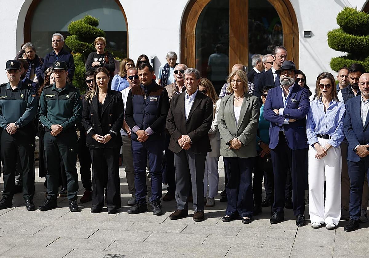 Imagen principal - Familiares y amigos guardan un minuto de silencio este viernes en Villanueva de la Cañada por el fallecimiento del menor.