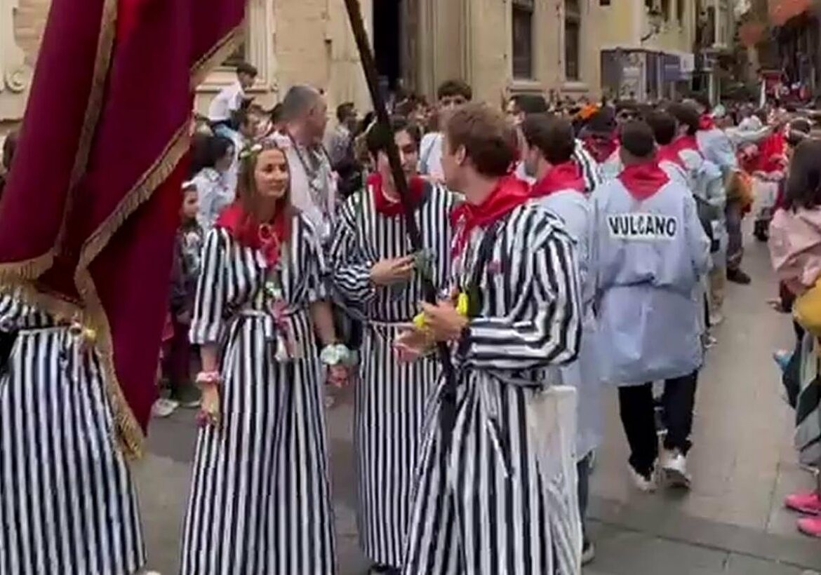 El desfile de Doña Sardina truena por las calles de Murcia bajo un cielo nublado