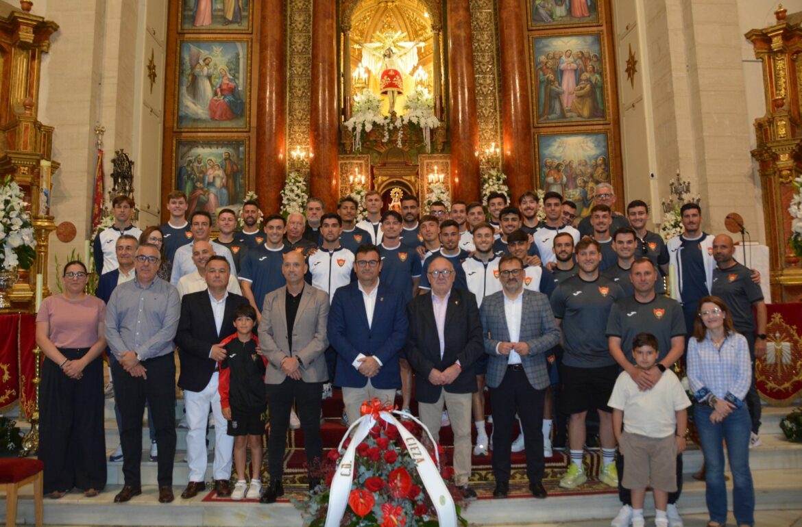El alcalde Tomás Rubio recibe a los jugadores del CD Cieza tras su ascenso a Segunda Federación