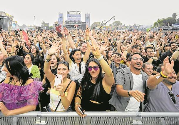 El público abarrota uno de los conciertos del Warm Up de 2025.
