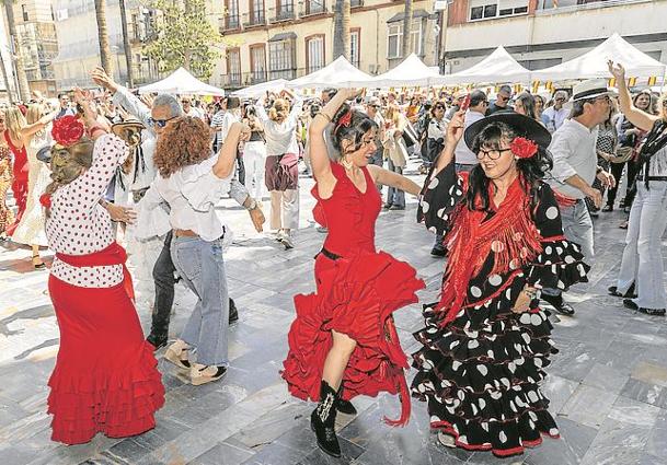 Varias mujeres bailan en la celebración de las Cruces de Mayo.