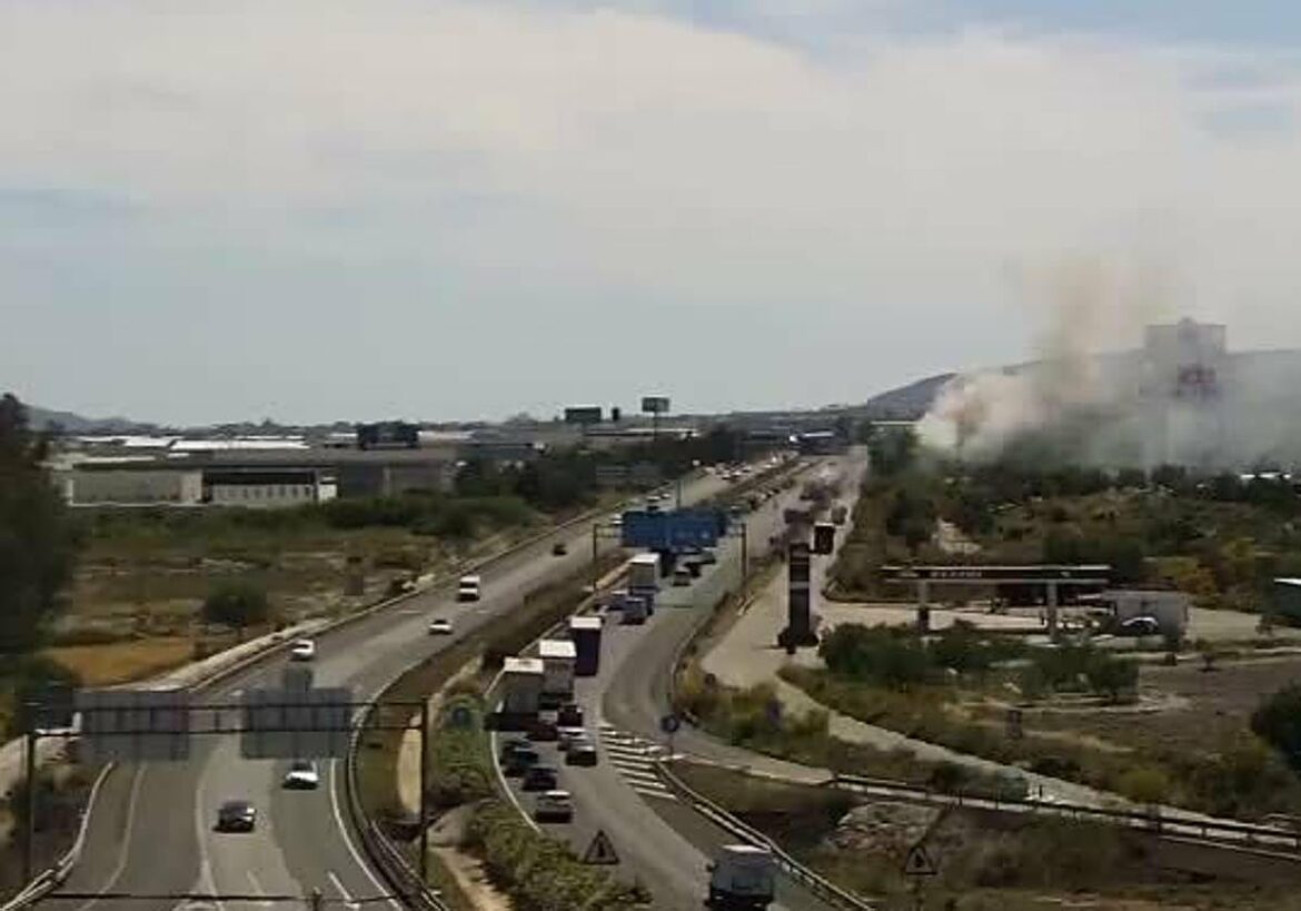 Arde un vehículo en la autovía A-7 a la altura de Lorca