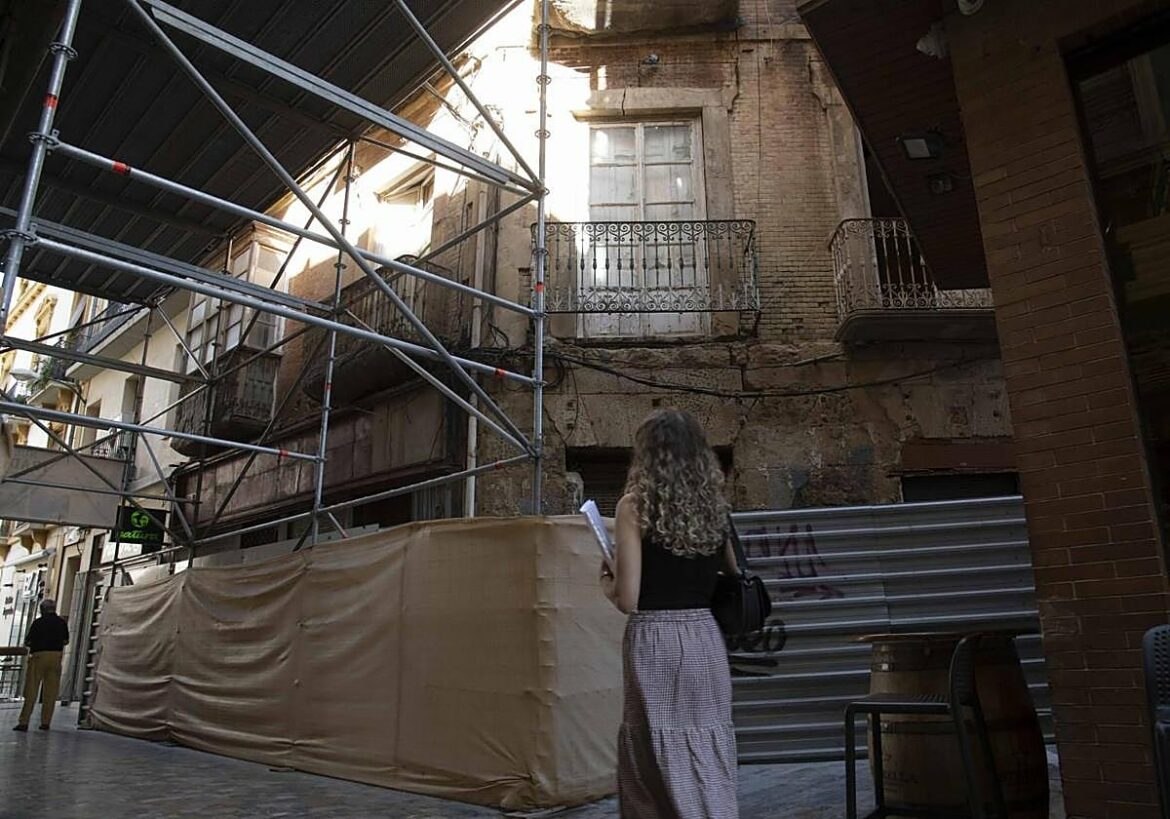 Casco Antiguo derribará de urgencia un edificio de la calle Honda de Cartagena en ruina inminente