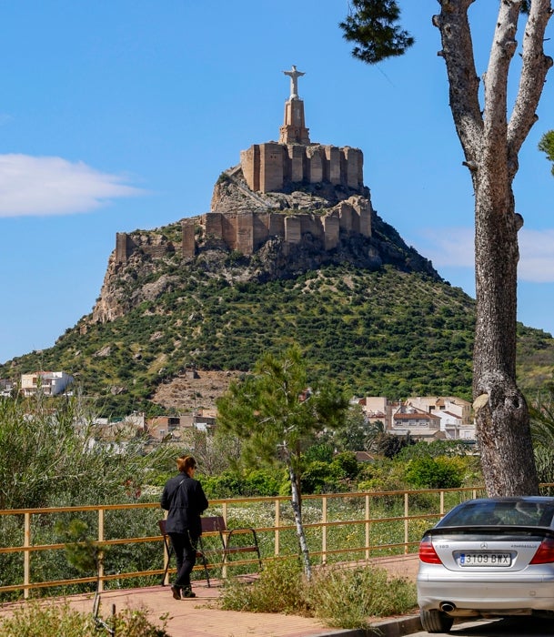Una viandante en el entorno del Castillo de Monteagudo.
