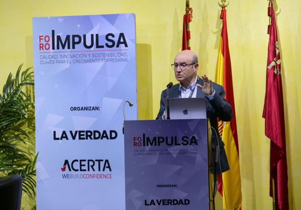 Matías Romero Olmedo dirigiéndose al público.