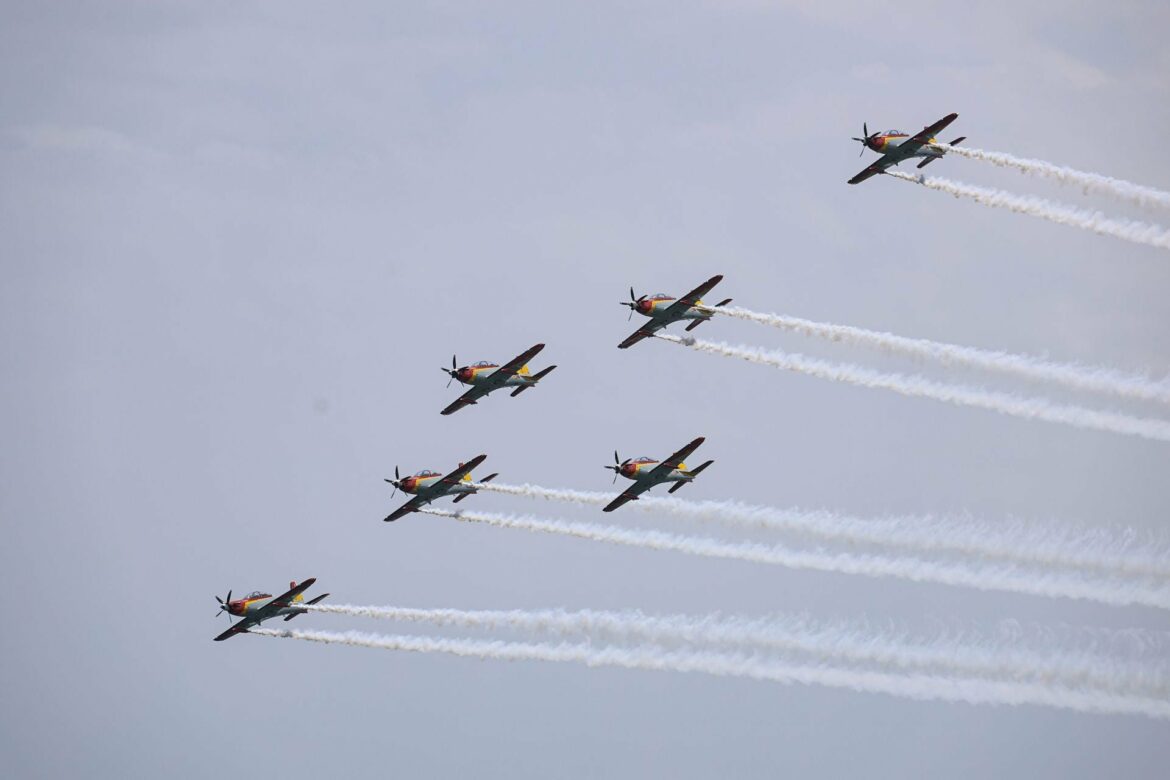 El cielo ruge en Aire 26: el desfile aéreo congrega en el Mar Menor a miles de turistas