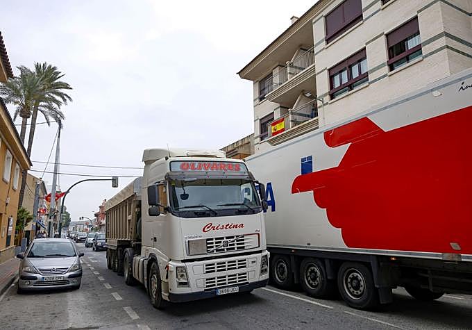 Santomera prohíbe ya el paso de grandes camiones por la avenida Julián Andúgar