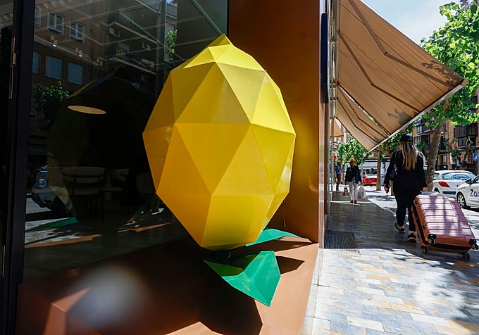 El limón de acero de Murcia, la escultura de Juan Belando que sorprende a los viandantes
