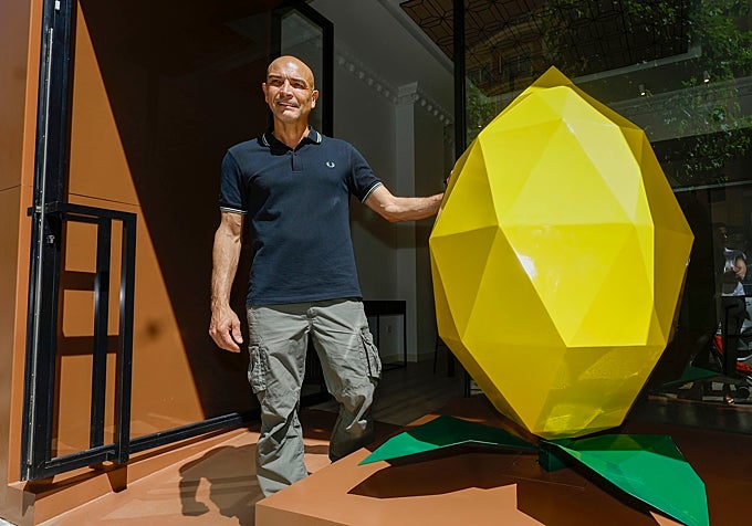 Juan Belando con la escultura en el número 6 de la calle de Santa Teresa, en Murcia.