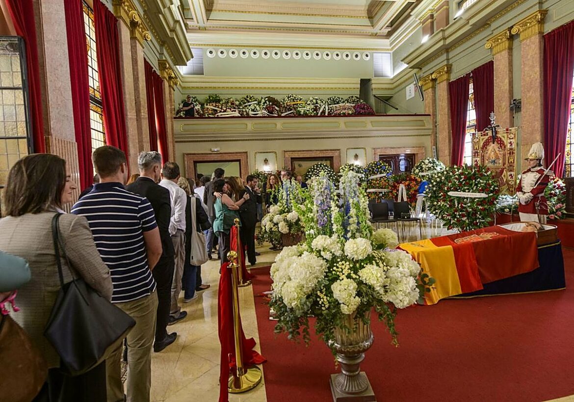 Despedida de excelencia al puro estilo Ballesta en su capilla ardiente: «Lo echaremos mucho de menos»