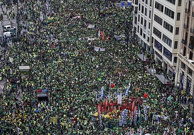 Miles de personas protestan durante la manifestación del pasado viernes en Valencia.