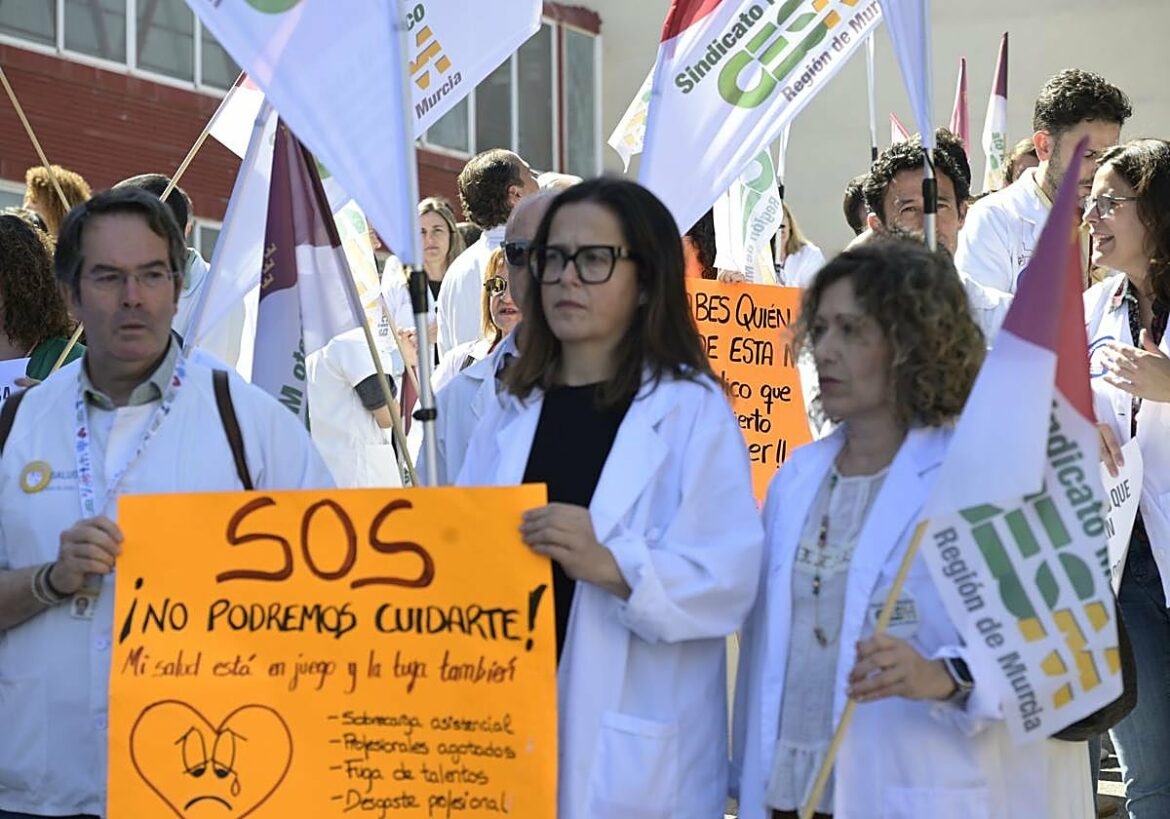 Cifran en un 54% el seguimiento de la huelga de médicos en hospitales de la Región