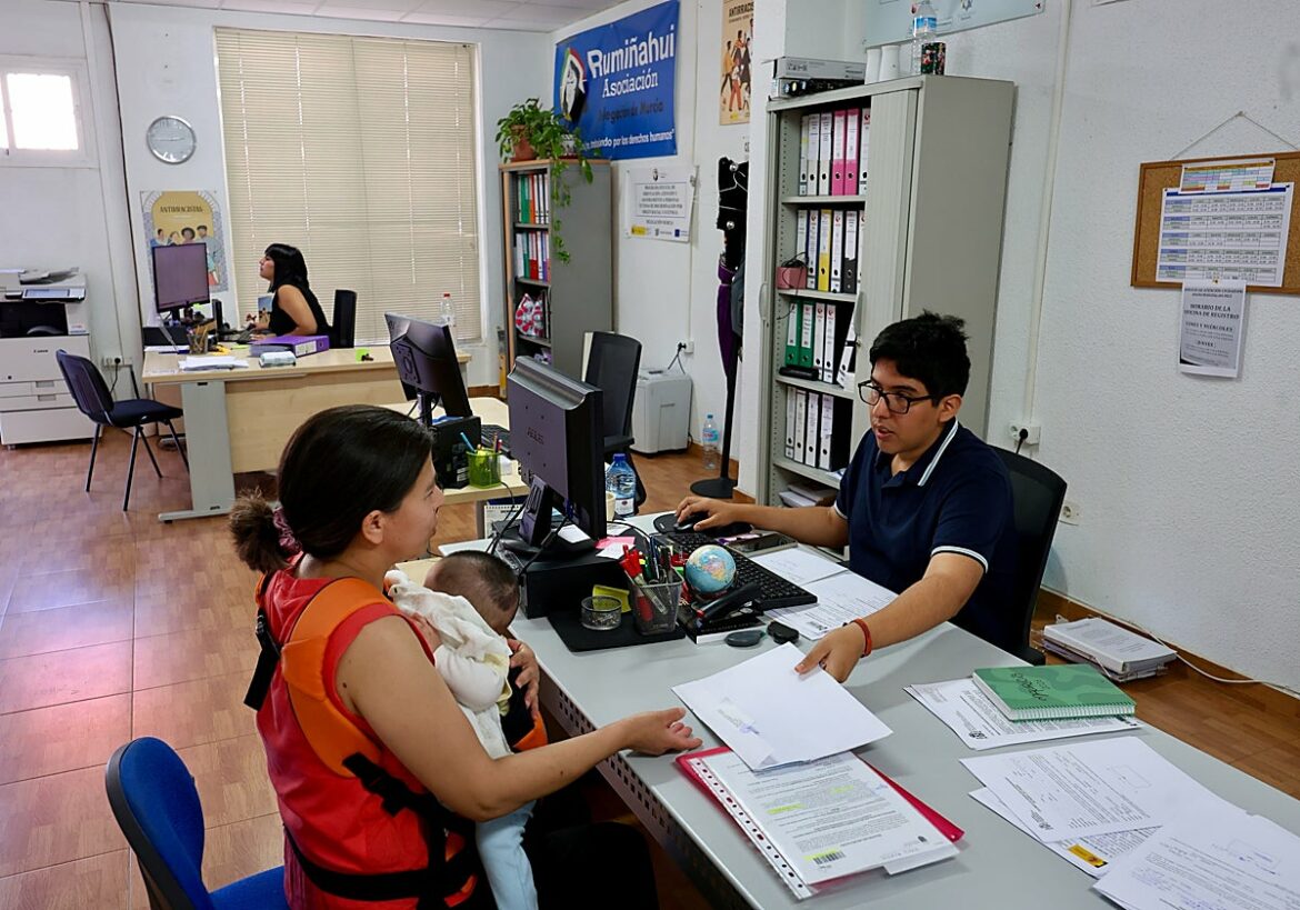 La regularización deja atrás la tensión asistencial tras su primer mes, pero se atasca en las admisiones