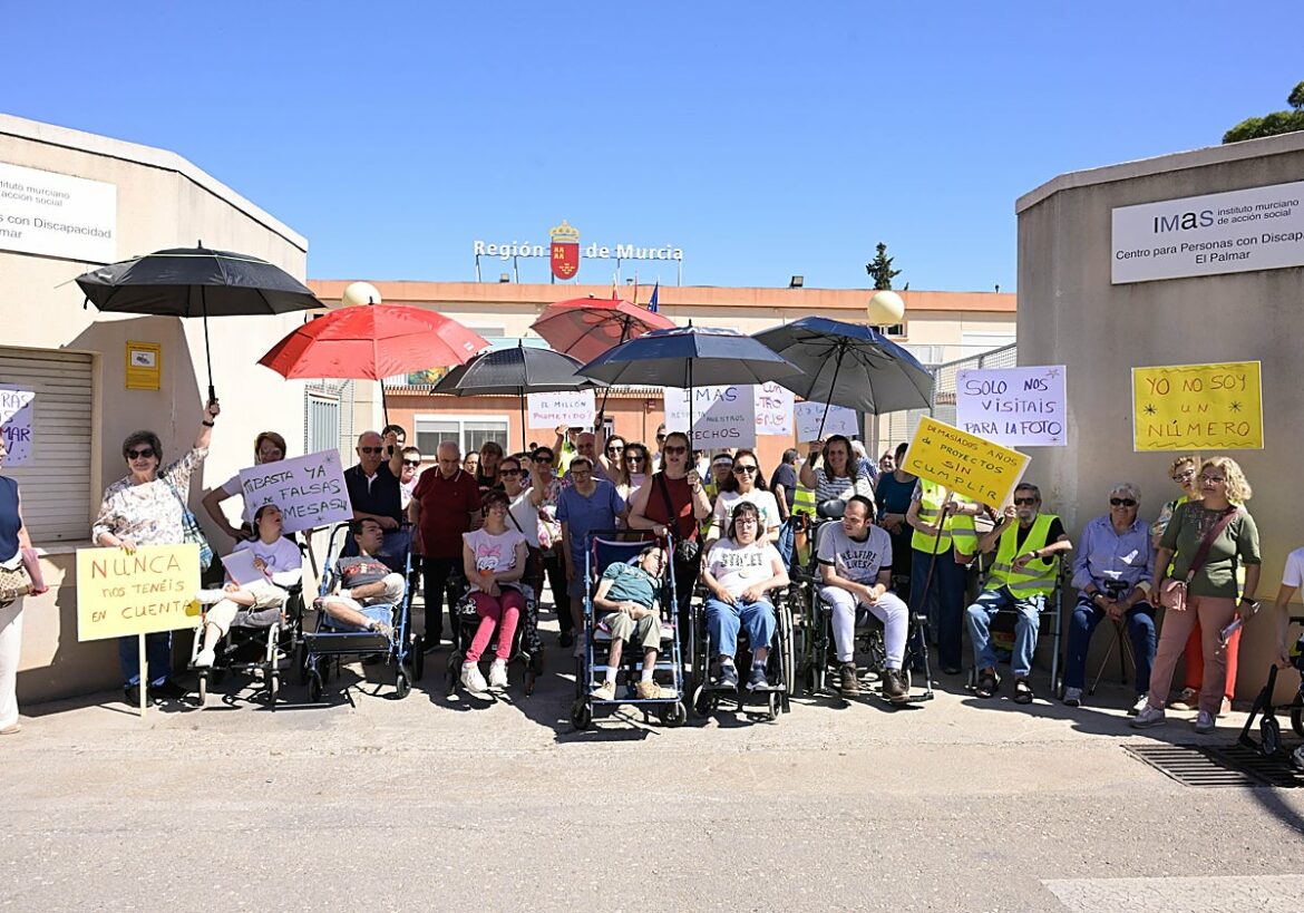 Las familias del centro de discapacidad de El Palmar exigen su rehabilitación: «¿Dónde está el millón prometido?»