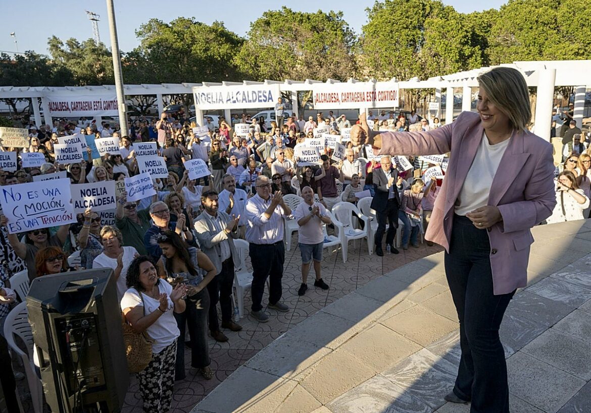 Arroyo se da un baño de masas mientras los dos antiguos ediles de Vox siguen ocultos