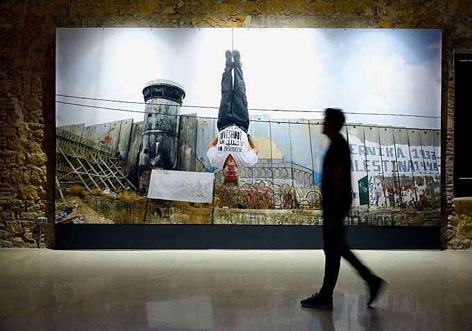 Obra de López-Aparicio en la que aparece colgado de los pies delante del muro que divide Israel y Palestina, para el artista es una suerte de 'Guernica' del siglo XXI.