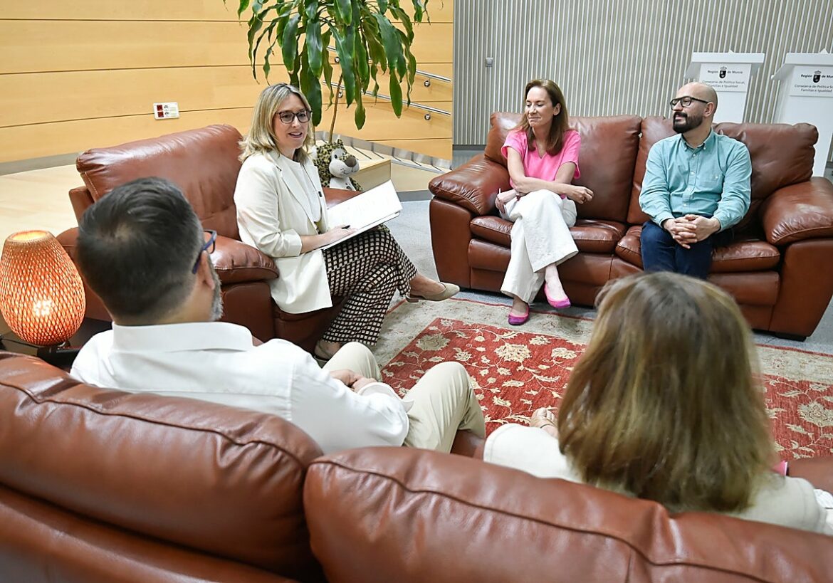 La Región implanta nuevos modelos de acogimiento familiar y adopción que mantienen el vínculo con la familia biológica