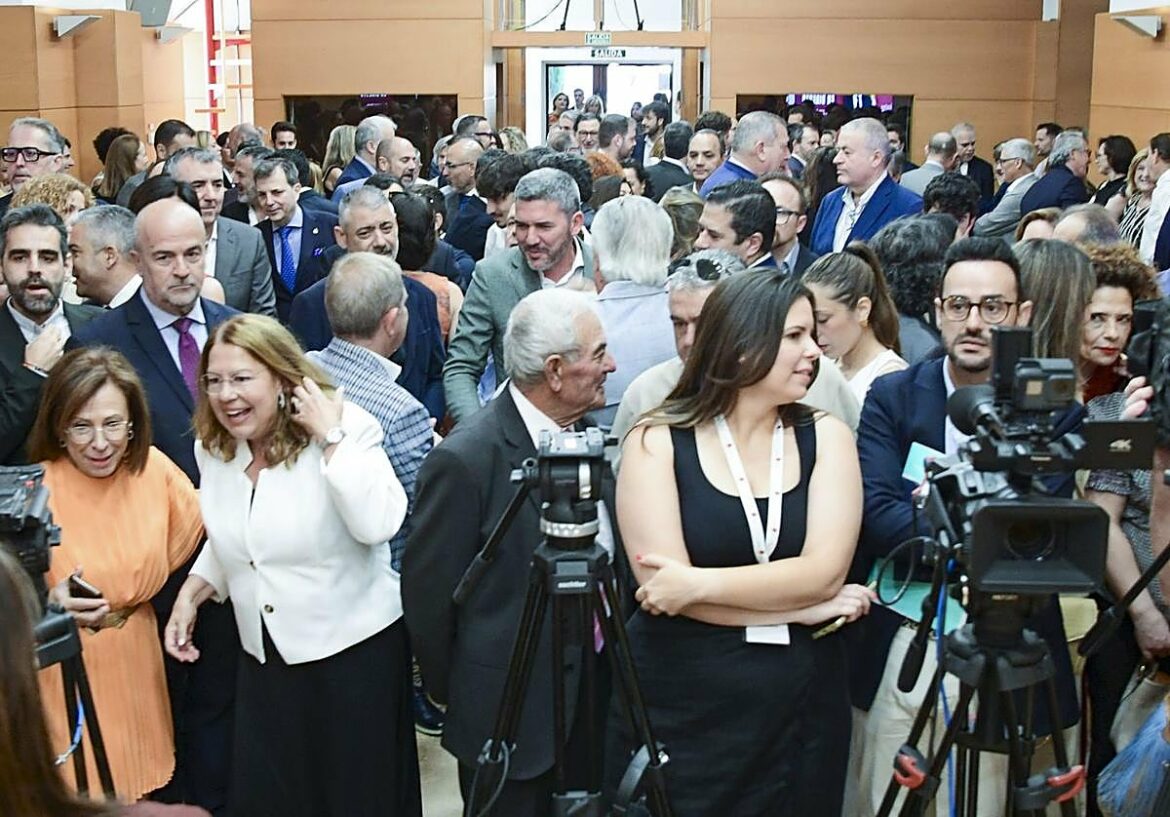 Toma de posesión entre familia, amigos y un buen número de empresarios