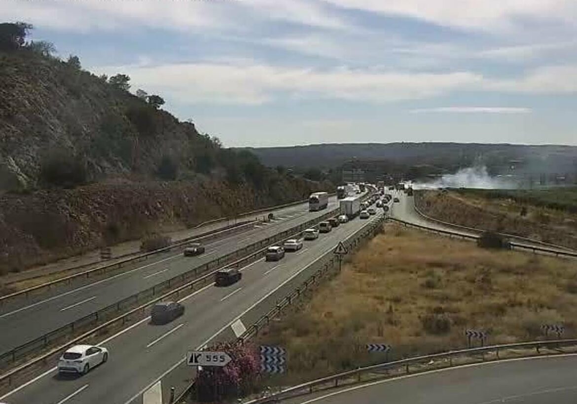 Cortan la autovía A-7 a la altura de Santomera por el incendio de un vehículo