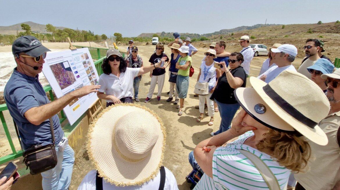 Los ciudadanos conocen sobre el terreno los proyectos para proteger el Mar Menor en las rutas del Ministerio