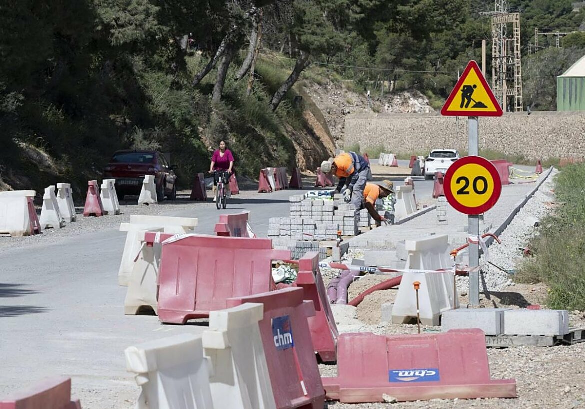 Los trabajos en el vial del Espalmador de Cartagena avanzan con la instalación del adoquinado