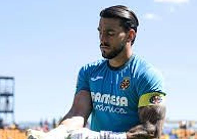 Rubén Gómez se coloca los guantes antes de jugar en Alcorcón.