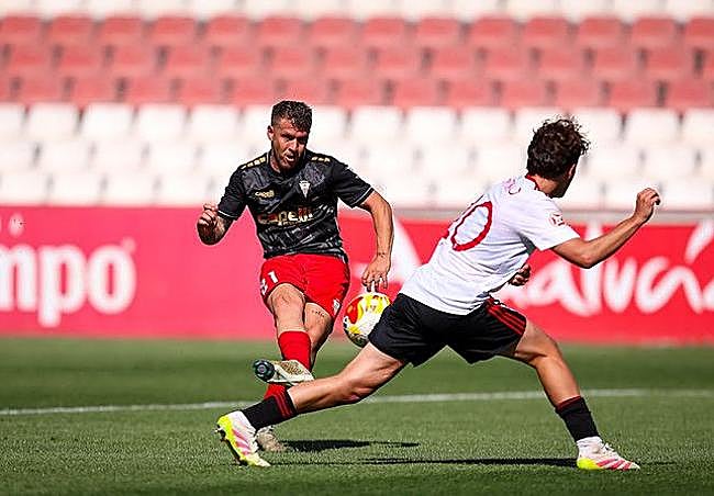 Juanma García dispara a puerta contra el Sevilla Atlético.