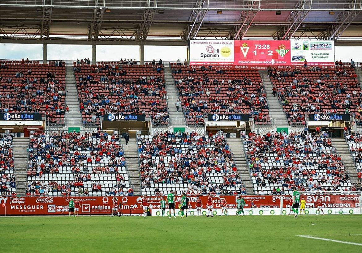 El fracaso del Murcia vacía el Enrique Roca