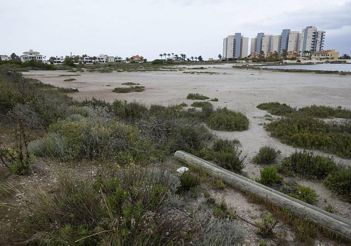 El Ayuntamiento de San Javier aprueba una moratoria de un año para nuevas torres de pisos en La Manga