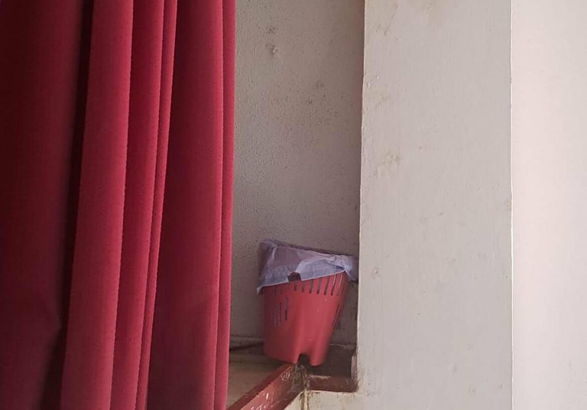 Las lluvias llenan de goteras el local social de Las Seiscientas de Cartagena