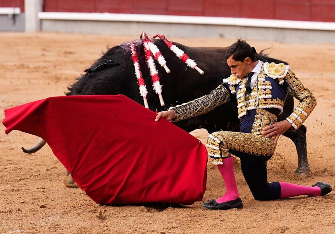 Paco Ureña, valiente, ovacionado en Las Ventas