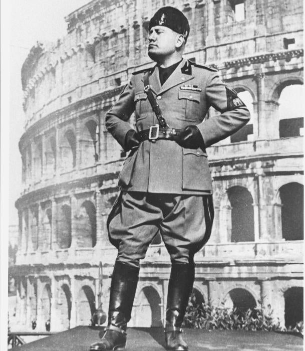 Benito Mussolini ante el Coliseo Romano.