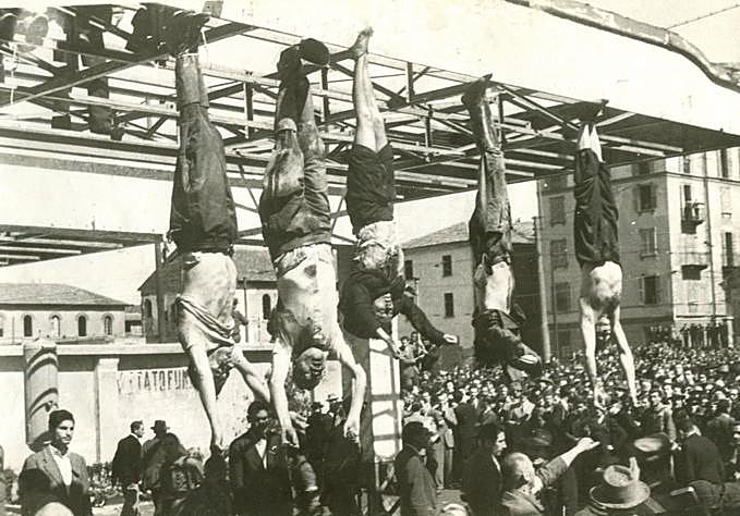 De izquierda a derecha, los cuerpos de Nicola Bombacci, Benito Mussolini, Claretta Petacci (última amante de Mussolini), Alessandro Pavolini y Achille Starace exhibidos en la plaza de Loreto de Milán en 1945. Scurati justifica la ejecución de una manera soberbia, apelando a la piedad, que es posible, dice el autor, «quizá incluso debida, hasta para quien casi nunca la ha sentido».