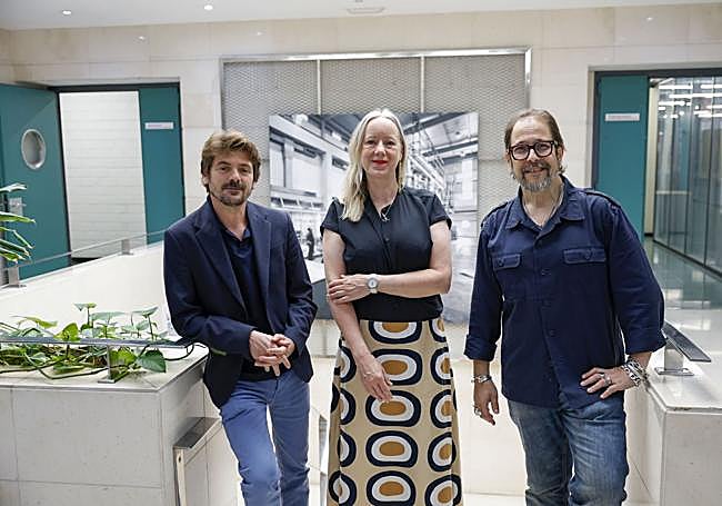 Rafael Fuster, Katarzyna Rogowicz y Ricardo Escavy durante la reunión del jurado de Ilustración.