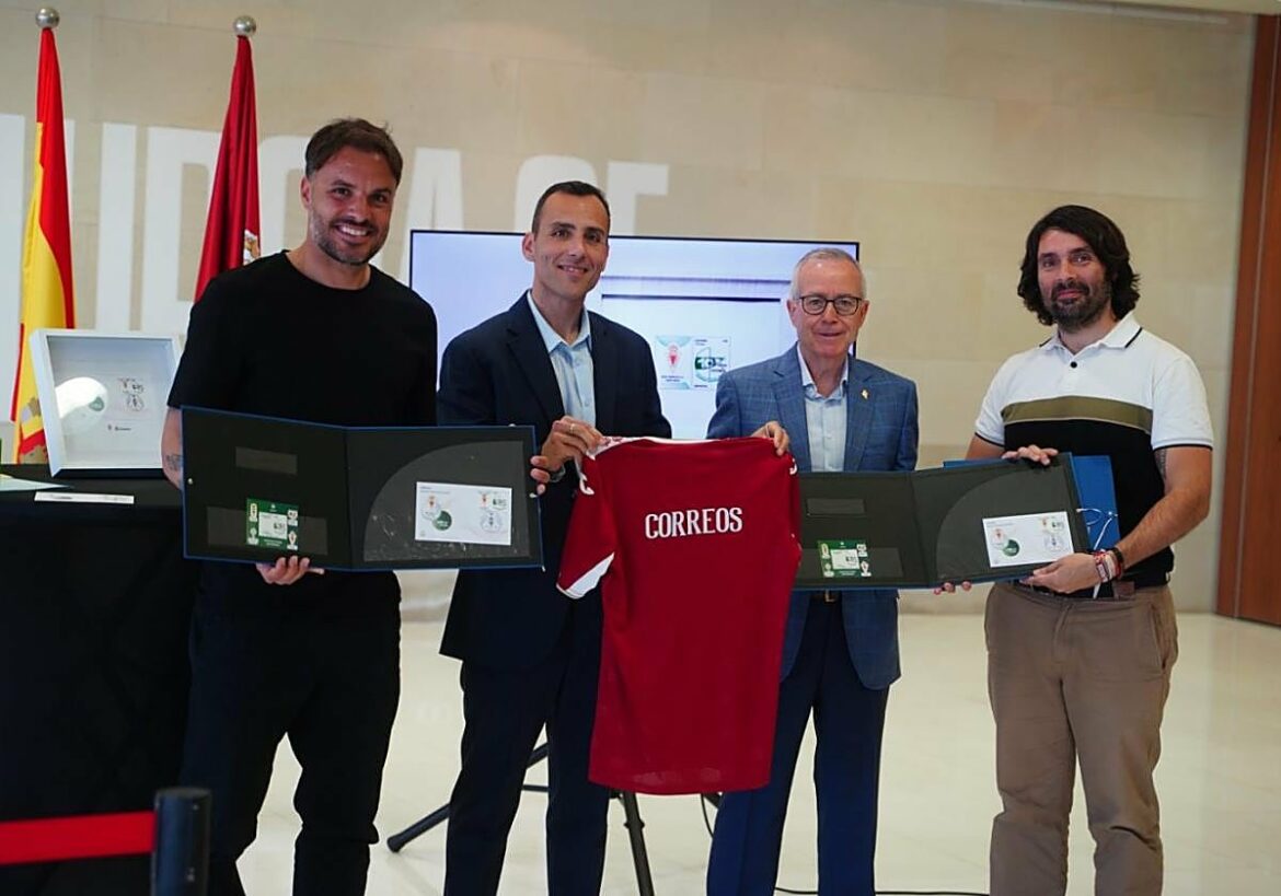 Un sello del Real Murcia para transmitir la memoria de varias generaciones