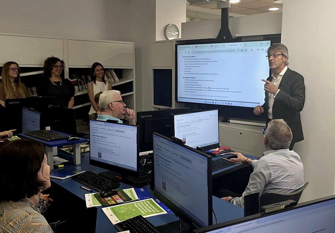 La Comunidad enseña a usar la sede digital a mayores y personas con discapacidad