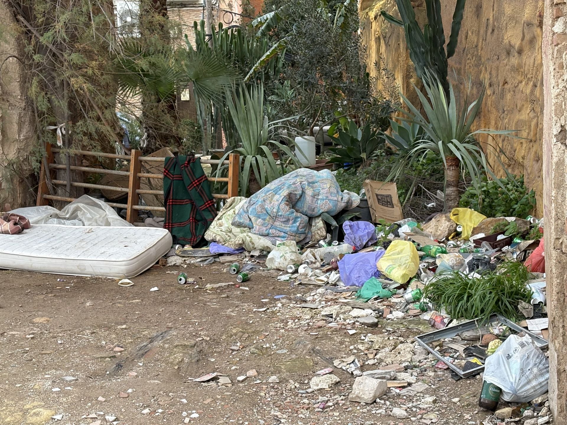 Los enseres que no se venden en el rastro quedan tirados en el solar.