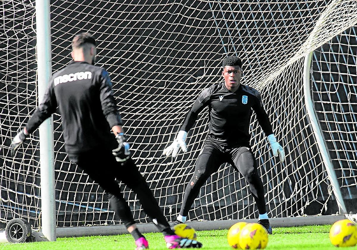 El meta Jhafets, el medio Iker Abellán y el ariete Caye ascienden al primer equipo