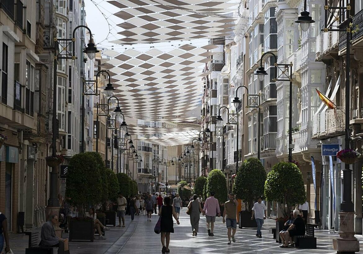 El proyecto para dotar de sombra la calle Carmen de Cartagena llega a su última fase