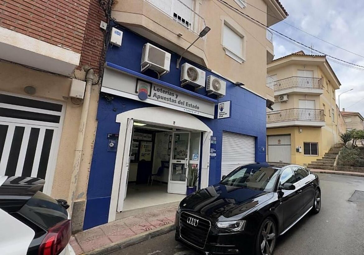 La administración de la calle Larga de Mazarrón vuelve a repartir suerte con el sorteo de la Primitiva