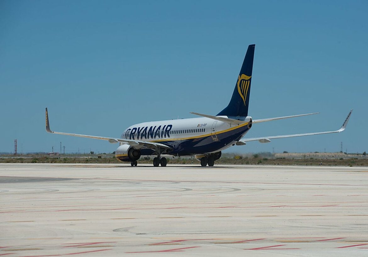 Aplazan un vuelo a Londres en el aeropuerto de Corvera por el humo en un avión