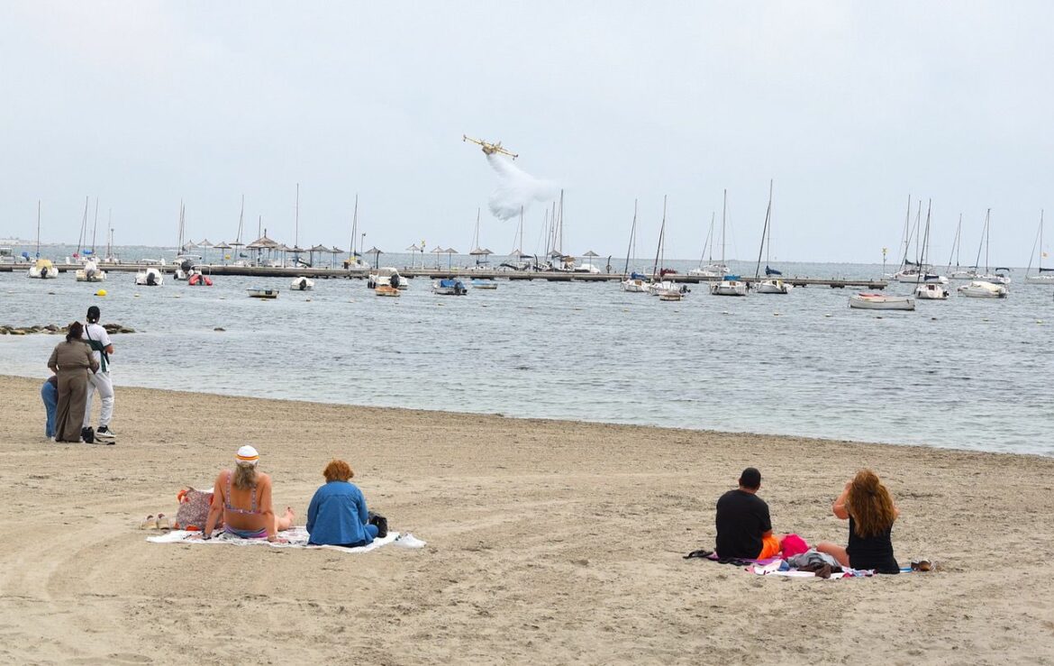 La fiebre aviadora llena de público la orilla del Mar Menor